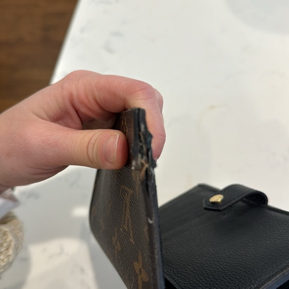 Authentic Louis Vuitton large wallet. Nearly perfect w/ one minor damage on back - Picture 6 of 8